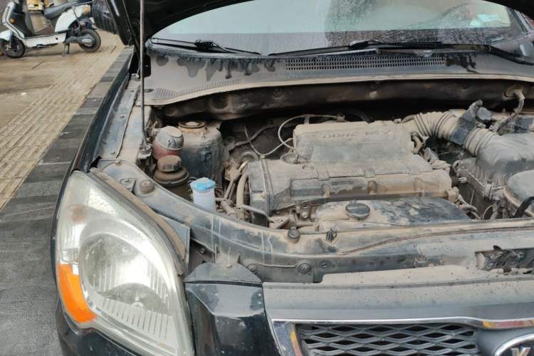 Used Kia Sportage 2009 2.0L Manual Two-Wheel-Drive GL Trim Engine Bay Right