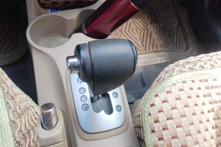 Used Kia Sportage 2009 2.0L Automatic 2WD GL Trim Gear Lever