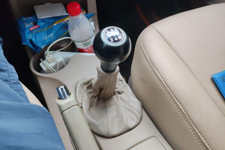 Used Kia Sportage 2009 2.0L Manual Two-Wheel-Drive GL Trim Gear Lever