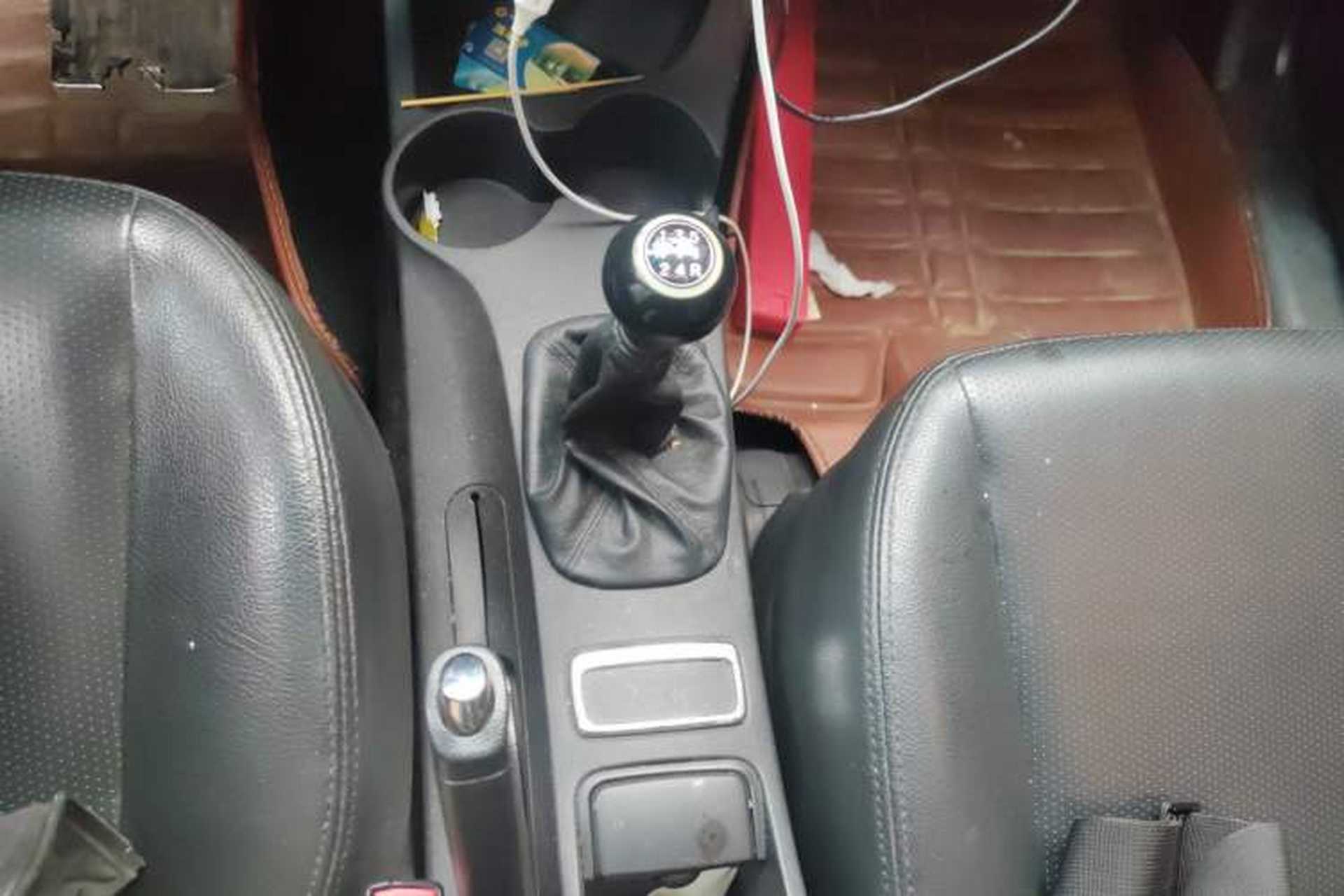 Used Kia Sportage 2009 2.0L Manual Two-Wheel-Drive GLS Gear Lever