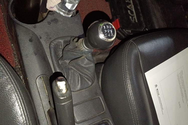 Used Kia Sportage 2009 2.0L Manual Two-Wheel-Drive GLS Gear Lever