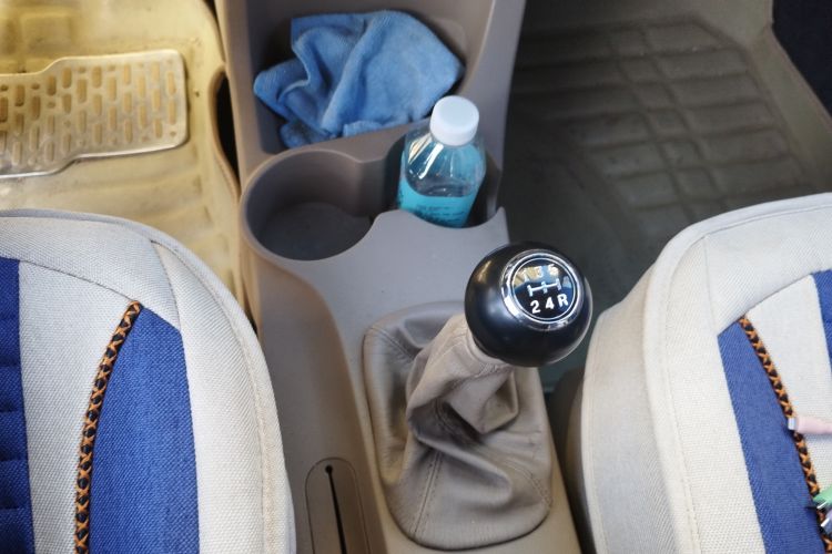 Used Kia Sportage 2009 2.0L Manual Two-Wheel-Drive GL Trim Gear Lever