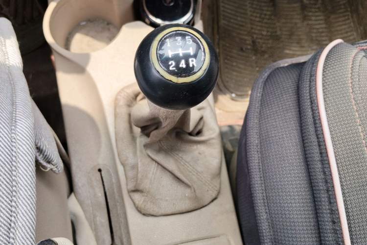 Used Kia Sportage 2009 2.0L Manual Two-Wheel-Drive GL Trim Gear Lever