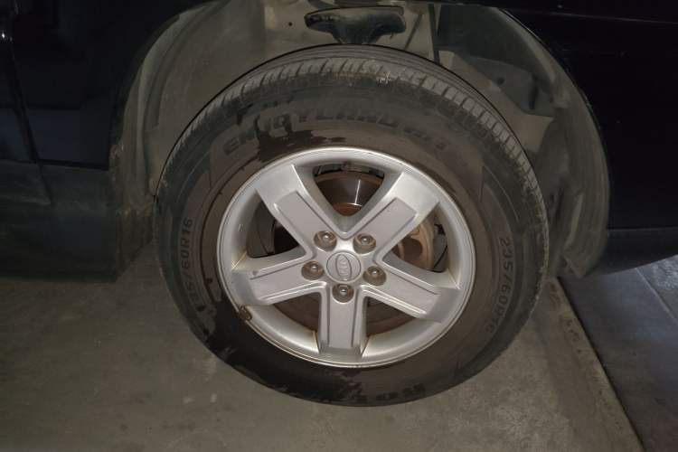 Used Kia Sportage 2009 2.0L Manual Two-Wheel-Drive GLS Right Front Wheel Hub