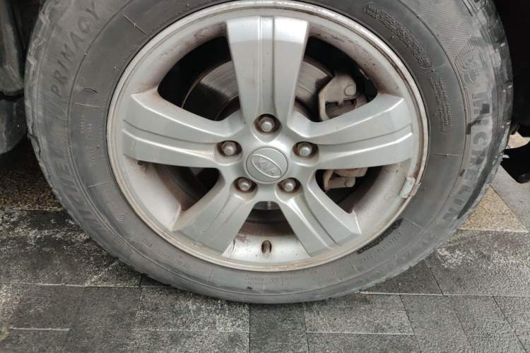 Used Kia Sportage 2009 2.0L Manual Two-Wheel-Drive GL Trim Right Front Wheel Hub
