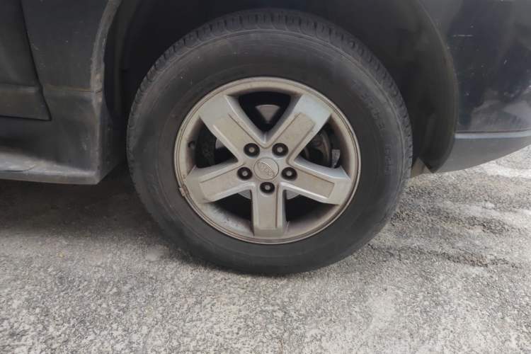Used Kia Sportage 2009 2.0L Manual Two-Wheel-Drive GLS Right Front Wheel Hub