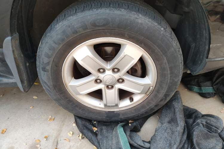 Used Kia Sportage 2009 2.0L Automatic Two-Wheel Drive GLS Right Front Wheel Hub
