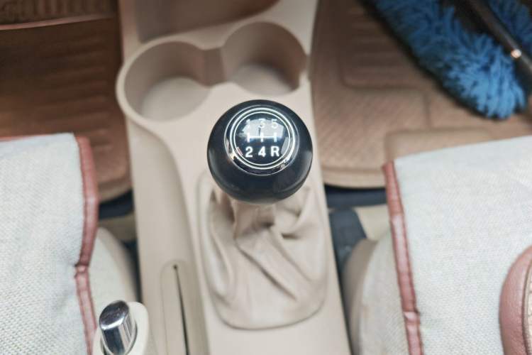 Used Kia Sportage 2009 2.0L Manual Two-Wheel-Drive GLS Gear Lever