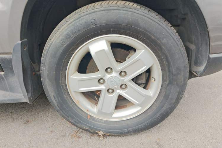 Used Kia Sportage 2009 2.0L Manual Two-Wheel-Drive GLS Right Front Wheel Hub