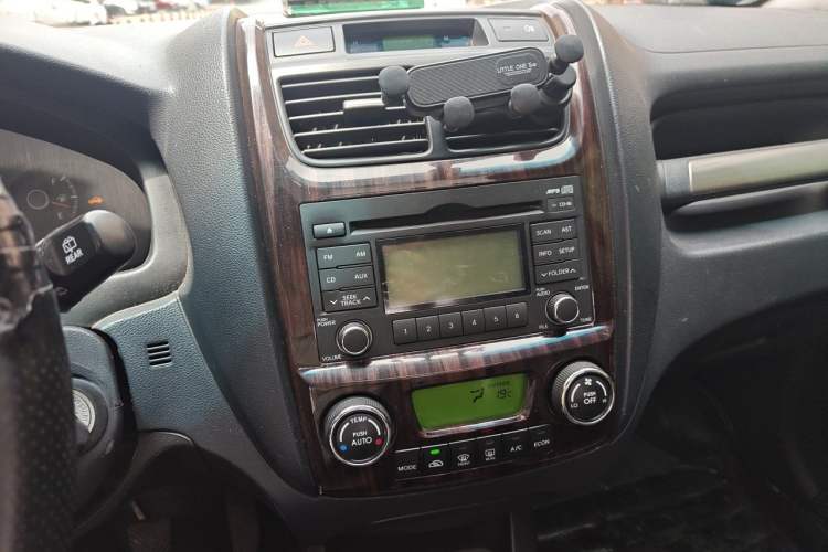 Used Kia Sportage 2009 2.0L Manual Two-Wheel-Drive GLS Audio And AC Panel