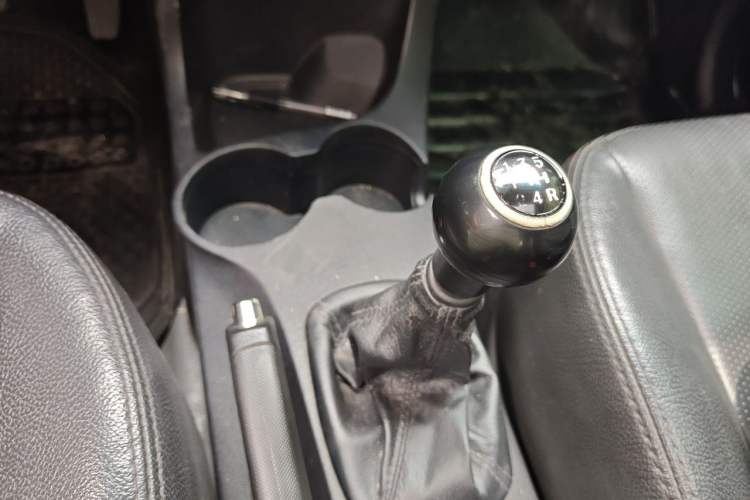 Used Kia Sportage 2009 2.0L Manual Two-Wheel-Drive GLS Gear Lever
