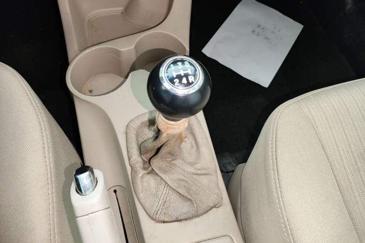 Used Kia Sportage 2009 2.0L Manual Two-Wheel-Drive GL Trim Gear Lever