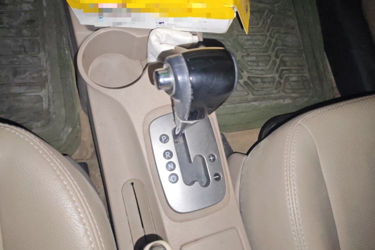 Used Kia Sportage 2009 2.0L Automatic Two-Wheel Drive GLS Gear Lever