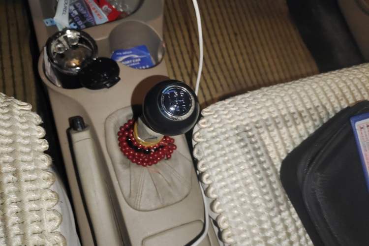 Used Kia Sportage 2009 2.0L Manual Two-Wheel-Drive GL Trim Gear Lever