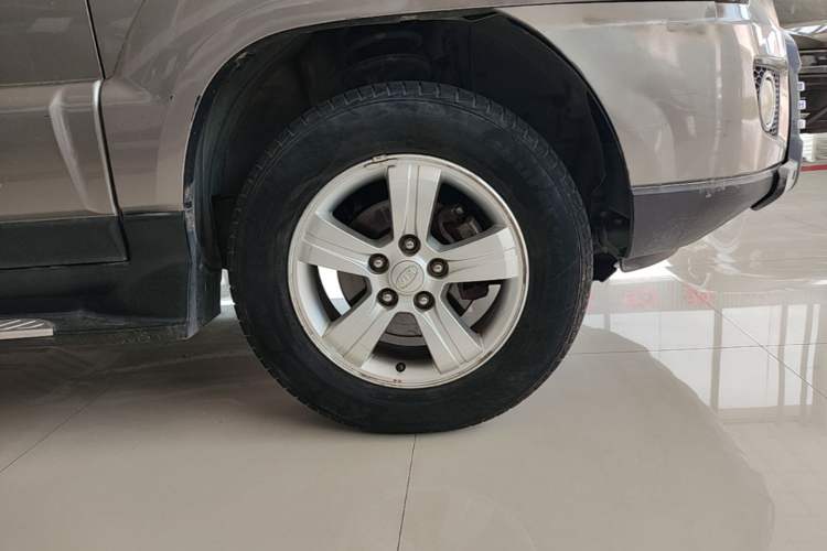 Used Kia Sportage 2009 2.0L Manual Two-Wheel-Drive GL Trim Right Front Wheel Hub