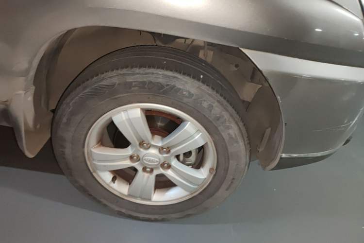 Used Kia Sportage 2009 2.0L Manual Two-Wheel-Drive GL Trim Right Front Wheel Hub