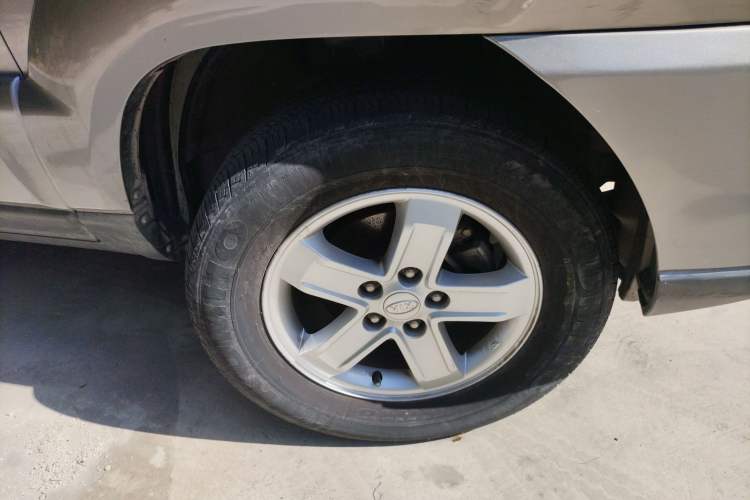 Used Kia Sportage 2009 2.0L Automatic Two-Wheel Drive GLS Right Front Wheel Hub