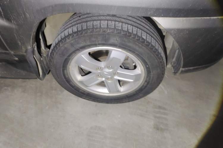 Used Kia Sportage 2009 2.0L Manual Two-Wheel-Drive GL Trim Right Front Wheel Hub