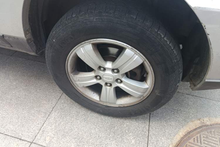 Used Kia Sportage 2009 2.0L Manual Two-Wheel-Drive GL Trim Right Front Wheel Hub