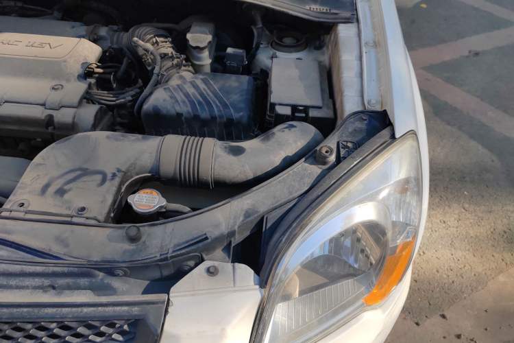 Used Kia Sportage 2009 2.0L Manual Two-Wheel-Drive GLS Engine Bay Left