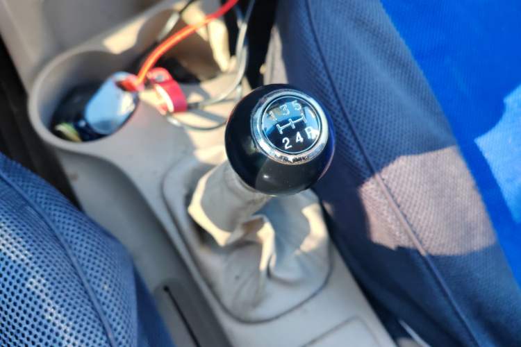 Used Kia Sportage 2009 2.0L Manual Two-Wheel-Drive GLS Gear Lever