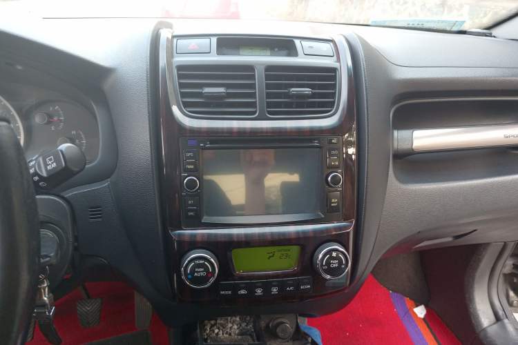Used Kia Sportage 2011 2.0L Manual Two-Wheel-Drive GLS Audio And AC Panel