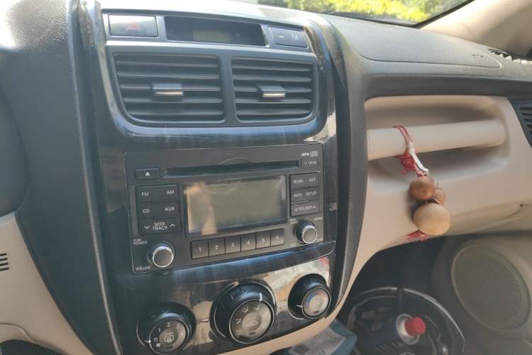 Used Kia Sportage 2011 2.0L Manual Two-Wheel Drive GL Trim Audio And AC Panel