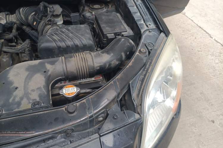 Used Kia Sportage 2011 2.0L Manual Two-Wheel-Drive GLS Engine Bay Left