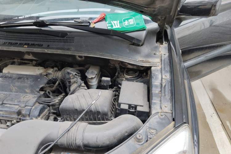 Used Kia Sportage 2011 2.0L Manual Two-Wheel Drive GL Trim Engine Bay Left