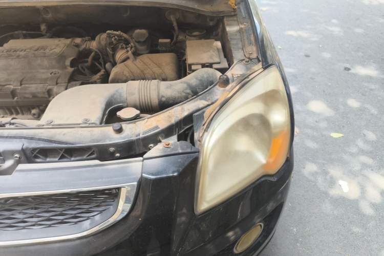 Used Kia Sportage 2011 2.0L Manual Two-Wheel Drive GL Trim Engine Bay Left