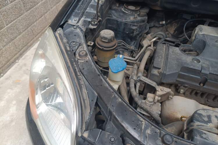 Used Kia Sportage 2011 2.0L Manual Two-Wheel-Drive GLS Engine Bay Right