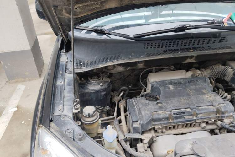 Used Kia Sportage 2011 2.0L Manual Two-Wheel Drive GL Trim Engine Bay Right