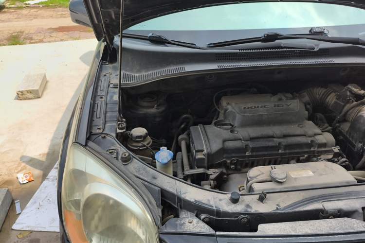 Used Kia Sportage 2011 2.0L Manual Two-Wheel Drive GL Trim Engine Bay Right