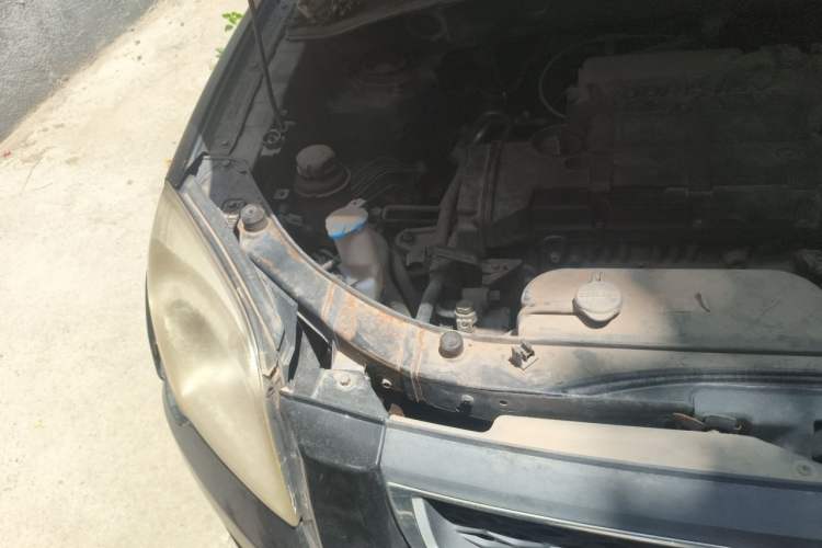 Used Kia Sportage 2011 2.0L Manual Two-Wheel Drive GL Trim Engine Bay Right