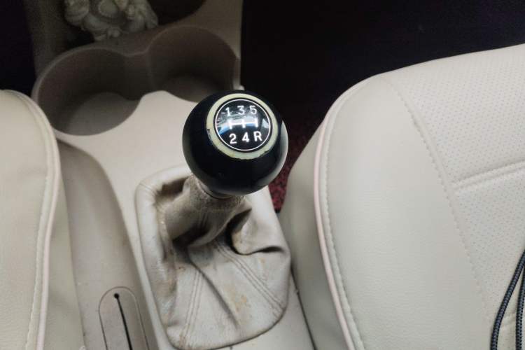Used Kia Sportage 2011 2.0L Manual Two-Wheel Drive GL Trim Gear Lever