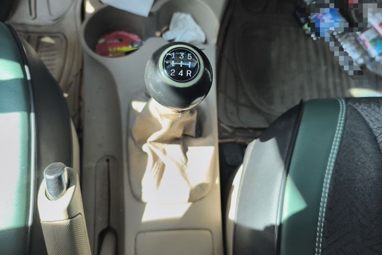 Used Kia Sportage 2011 2.0L Manual Two-Wheel Drive GL Trim Gear Lever