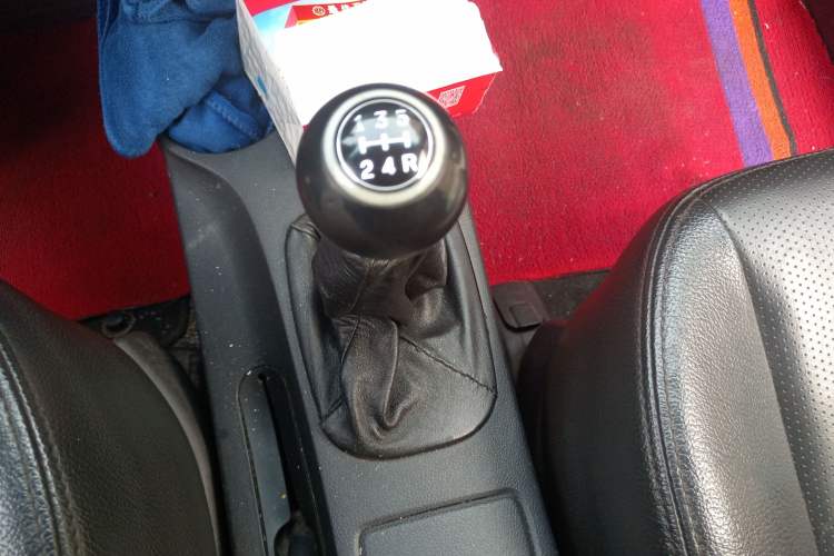 Used Kia Sportage 2011 2.0L Manual Two-Wheel-Drive GLS Gear Lever