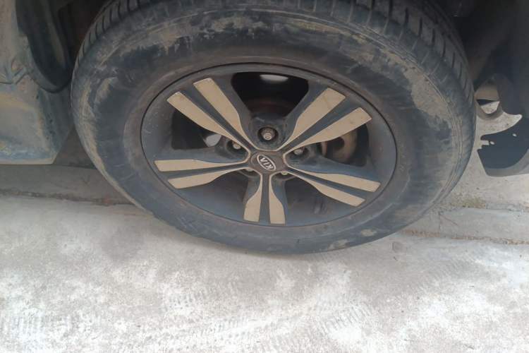 Used Kia Sportage 2011 2.0L Manual Two-Wheel-Drive GLS Right Front Wheel Hub