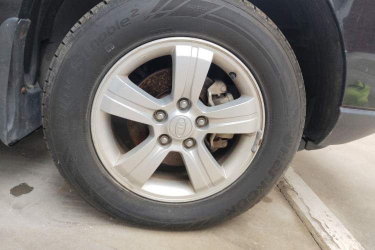 Used Kia Sportage 2011 2.0L Manual Two-Wheel Drive GL Trim Right Front Wheel Hub