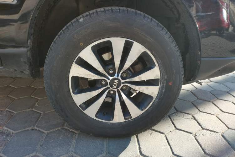 Used Kia Sportage 2011 2.0L Manual 4x4 GLS Trim Right Front Wheel Hub