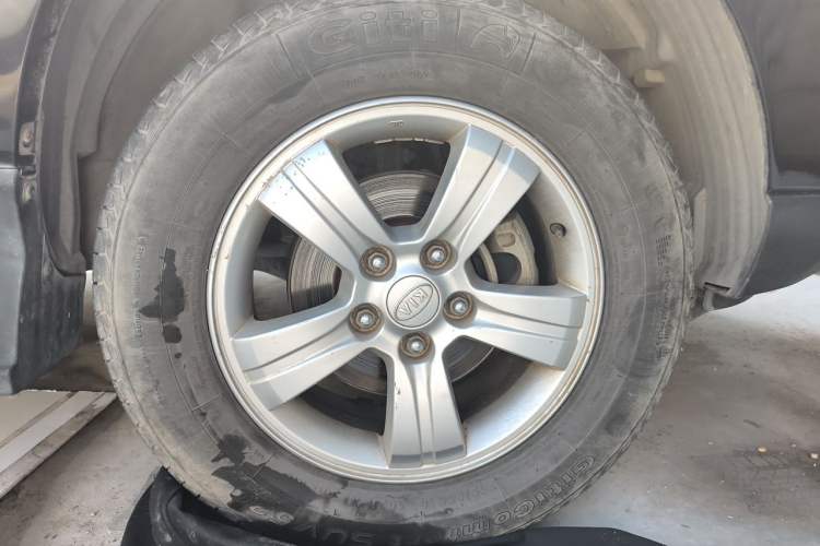 Used Kia Sportage 2011 2.0L Manual Two-Wheel Drive GL Trim Right Front Wheel Hub