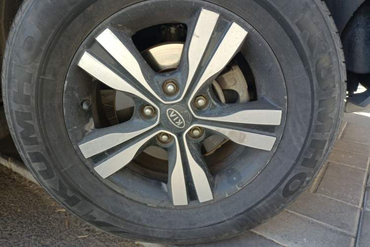 Used Kia Sportage 2011 2.0L Manual 4x4 GLS Trim Right Front Wheel Hub