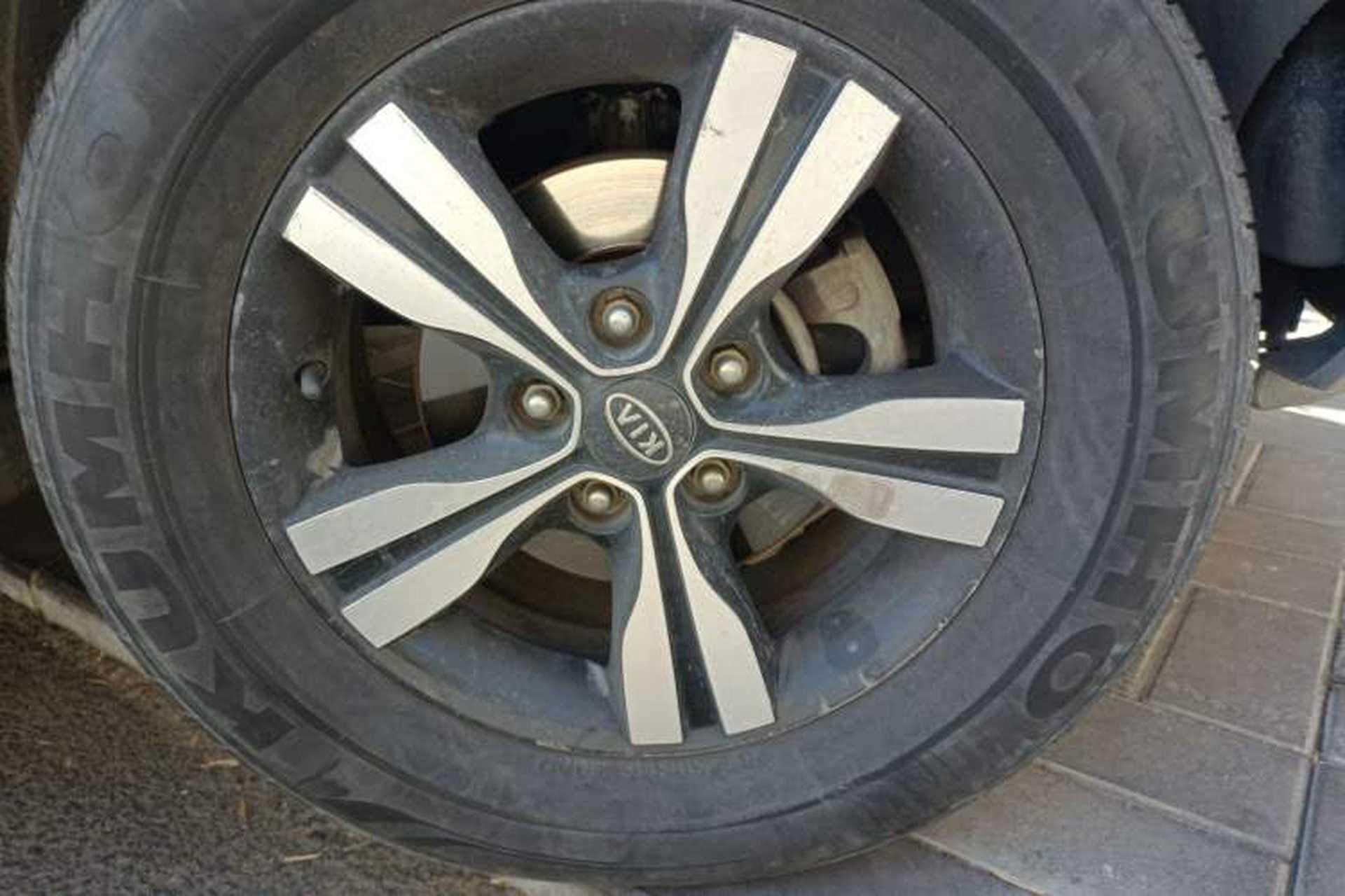 Used Kia Sportage 2011 2.0L Manual 4x4 GLS Trim Right Front Wheel Hub