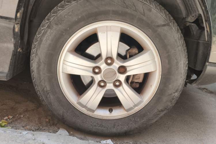 Used Kia Sportage 2011 2.0L Manual Two-Wheel Drive GL Trim Right Front Wheel Hub