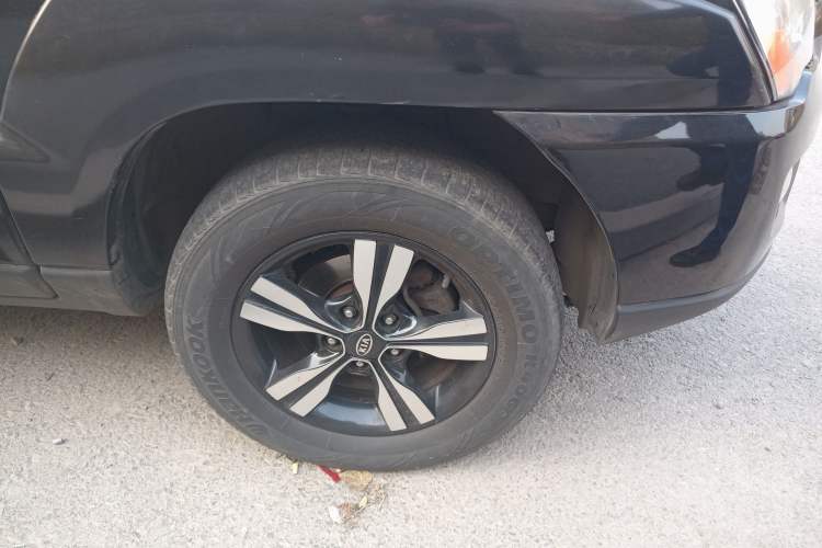 Used Kia Sportage 2011 2.0L Manual Two-Wheel-Drive GLS Right Front Wheel Hub