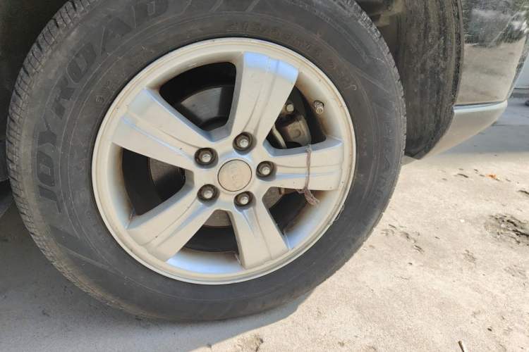 Used Kia Sportage 2011 2.0L Manual Two-Wheel Drive GL Trim Right Front Wheel Hub