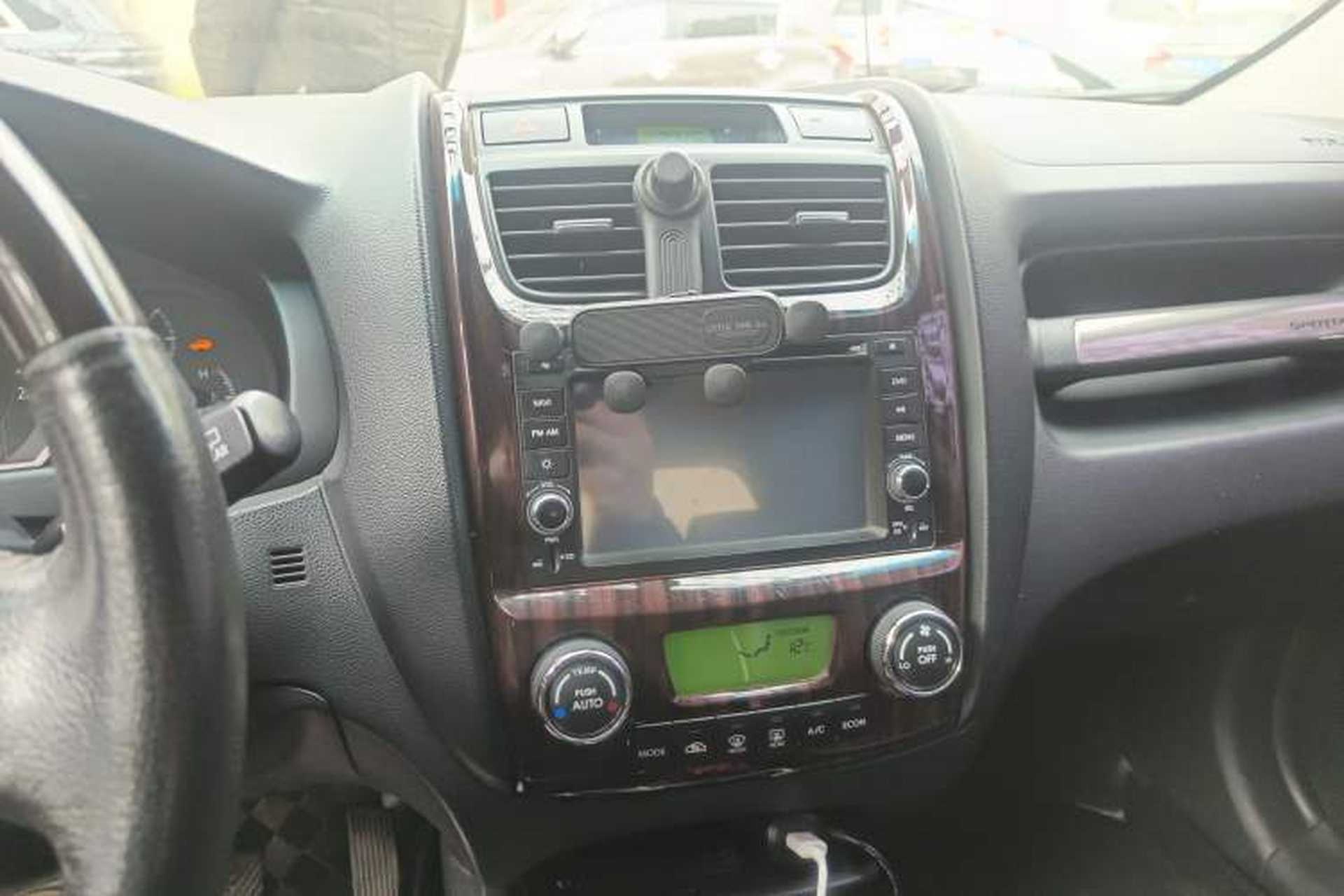 Used Kia Sportage 2011 2.0L Manual Two-Wheel Drive GL Trim Audio And AC Panel