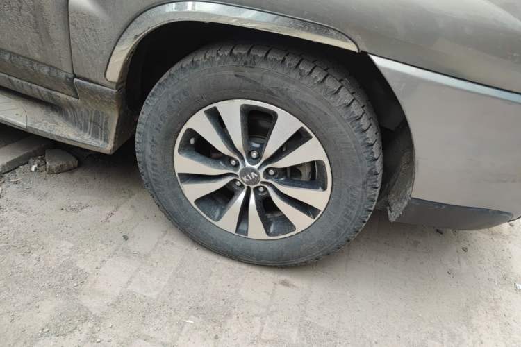 Used Kia Sportage 2011 2.0L Manual Two-Wheel-Drive GLS Right Front Wheel Hub