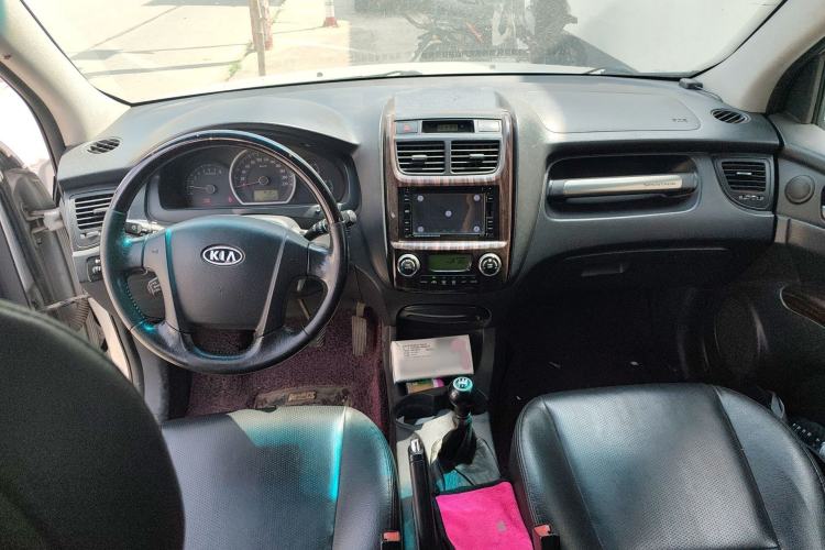 Used Kia Sportage 2011 2.0L Manual Two-Wheel-Drive GLS Center Console