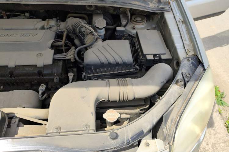 Used Kia Sportage 2011 2.0L Manual Two-Wheel-Drive GLS Engine Bay Left
